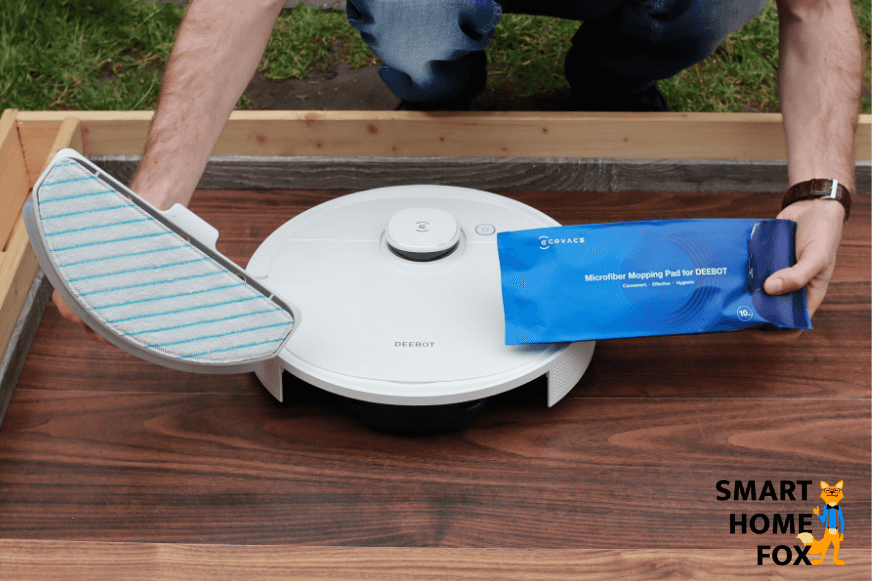 Einweg Wischtücher des Ecovacs Deebot T9 werden hochgehalten